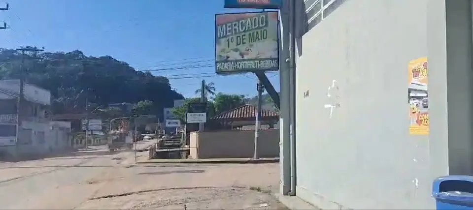 (VÍDEO) Obras na Primeiro de Maio afetam comércio e dificultam chegada de clientes e mercadorias