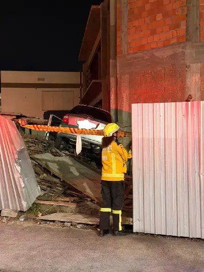 Motorista fica ferido após perder controle do veículo e colidir contra obra em Gaspar