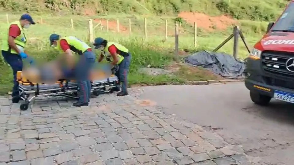 (VÍDEO) Óleo na pista provoca queda de motocicleta e deixa dois feridos no São Pedro