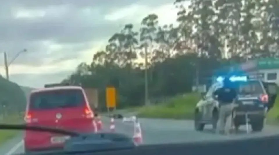 Motociclista morre na colisão violenta contra caminhão