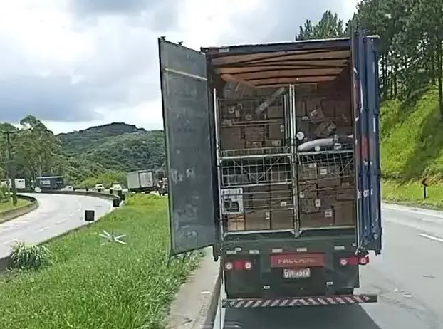 (VÍDEO) Carreta da Havan tem carga furtada na rodovia Régis Bittencourt