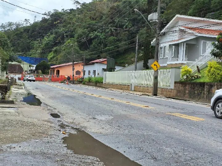 Obras na Primeiro de Maio alteram horário da coleta na rua Azambuja