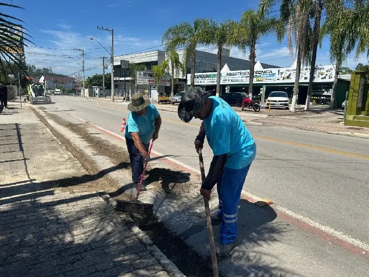 Trabalhos de limpeza urbana são realizados em diversos pontos de Brusque