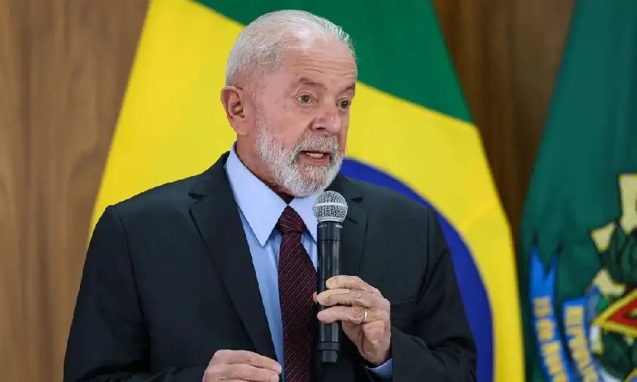 Lula critica salário mínimo de R$ 1.621 que ele mesmo sancionou