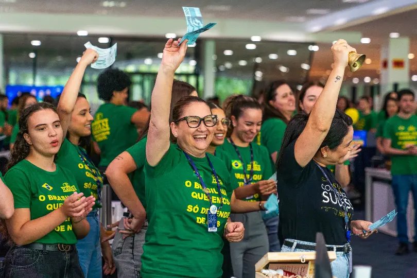 Colaboradores da Havan comemoram o pagamento de R$ 90 milhões do PPR