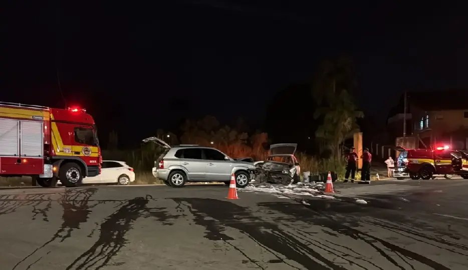 Colisão frontal entre carros deixa passageiro em estado grave
