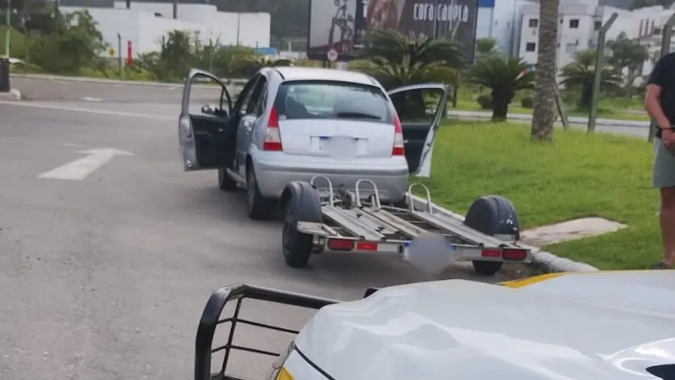 Dupla é presa com carro roubado na Ivo Silveira