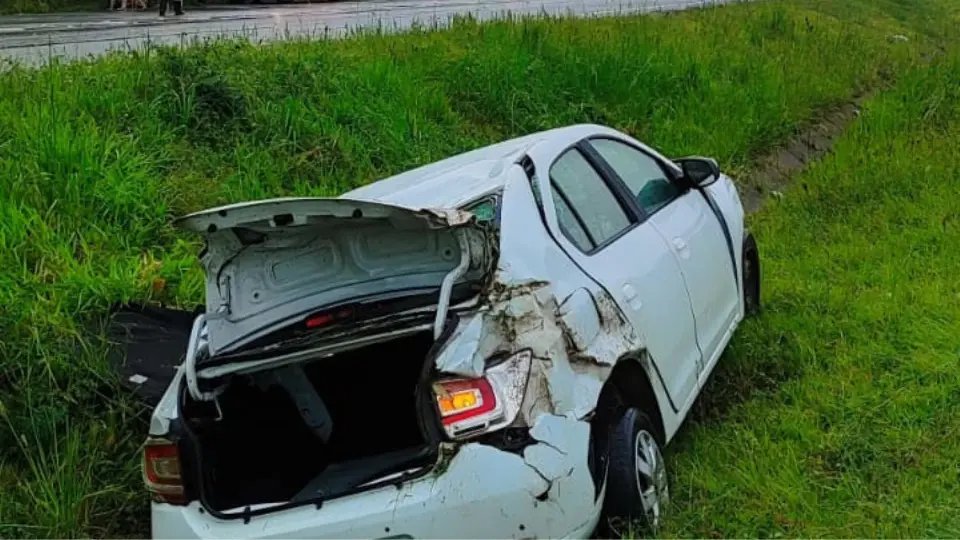 Batida entre carro e moto termina com três feridos
