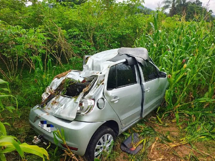 Capotamento na SC-110 deixa duas pessoas feridas