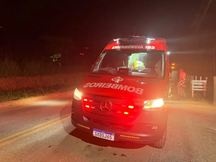 Carro invade preferencial, atinge motociclista e foge