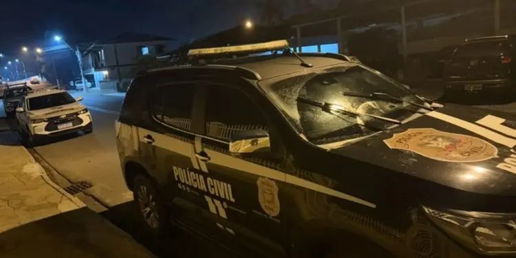 Assalto a residência mantém vítimas rendidas e criminosos fogem com veículo e objetos