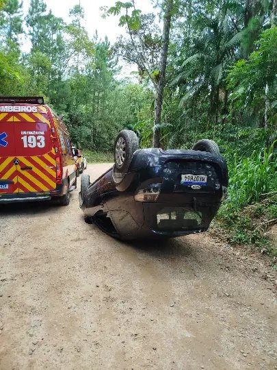 Capotamento deixa mulher ferida na geral do Lageado Alto