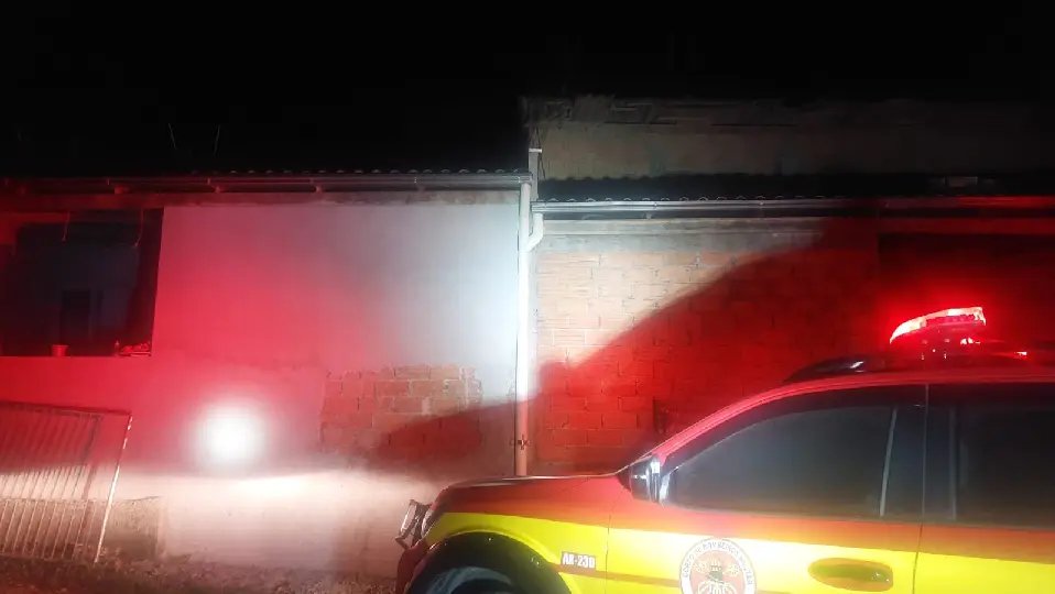 Morador combate incêndio na casa, mas passa mal e é levado ao hospital