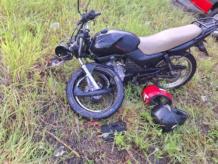 Motociclista morre após sair da pista e colidir contra placa de sinalização