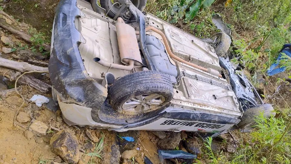 Viatura da PM cai em ribanceira e deixa dois policiais feridos 