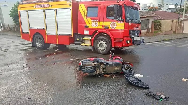 Motociclista morre após colisão com caminhão em cruzamento
