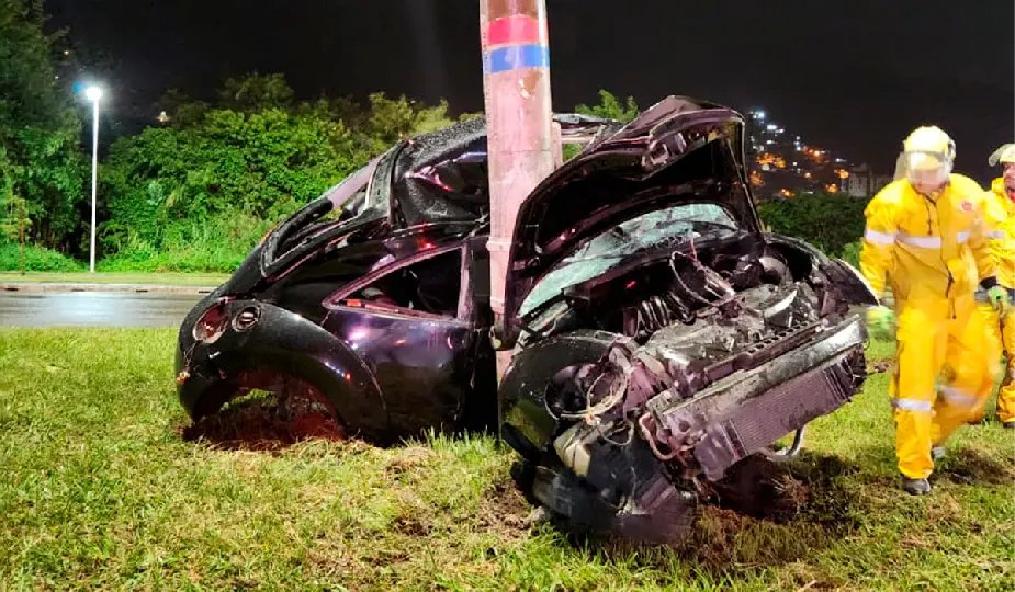 Motorista sai andando após colisão violenta de carro contra poste