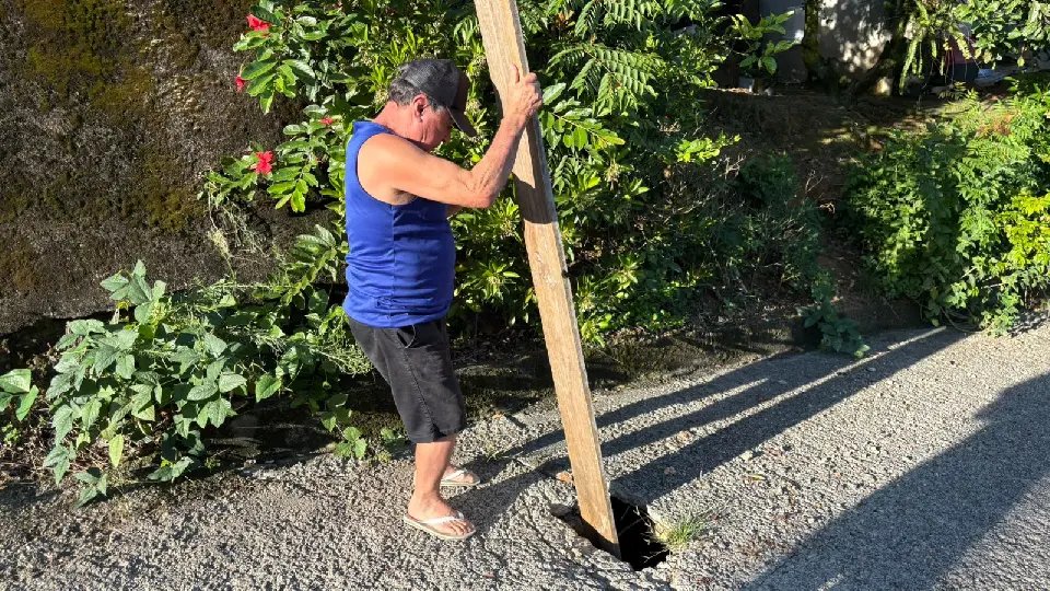 (VÍDEO) Morador improvisa tábua para sinalizar buraco no Poço Fundo