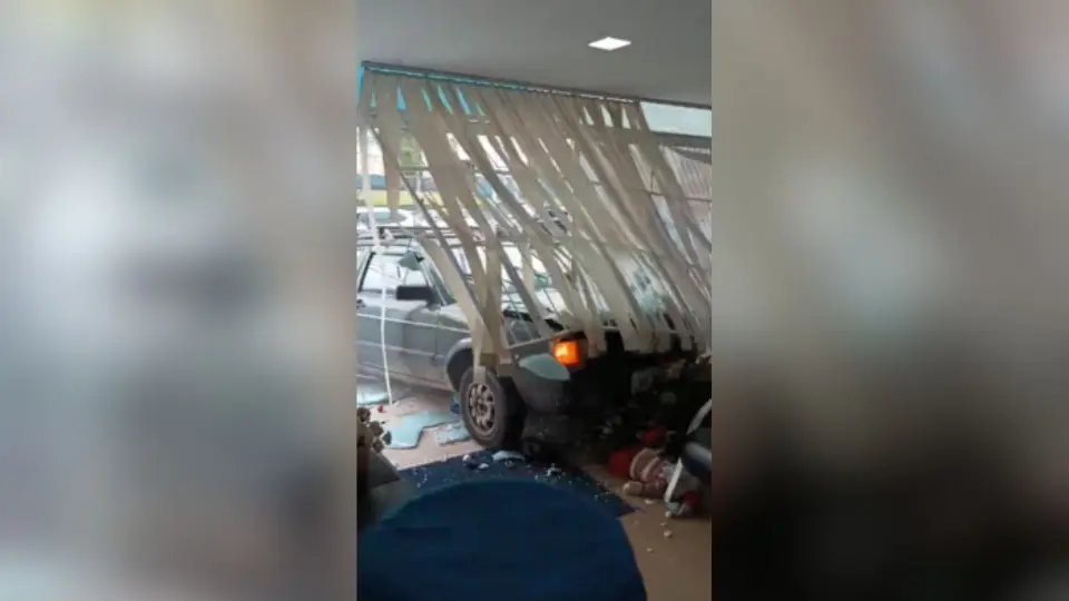 (VÍDEO) Empresário usa carro para destruir a própria loja