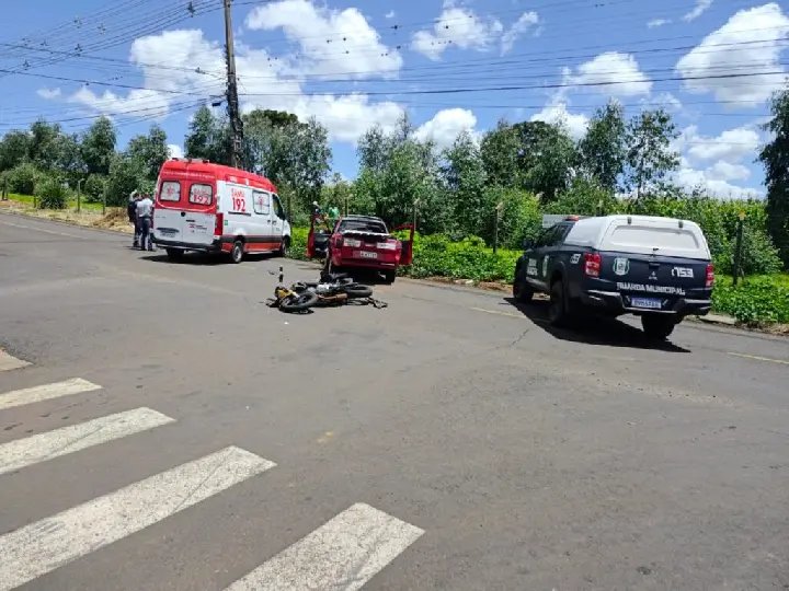 Motociclista fica em estado crítico após grave acidente em cruzamento