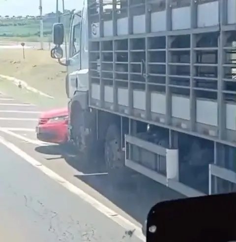(VÍDEO) Imagens mostram Gol sendo arrastado por caminhão em SC