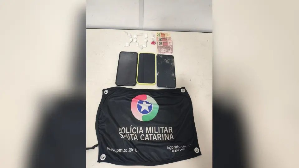 Atitude suspeita resulta em prisão por tráfico de drogas