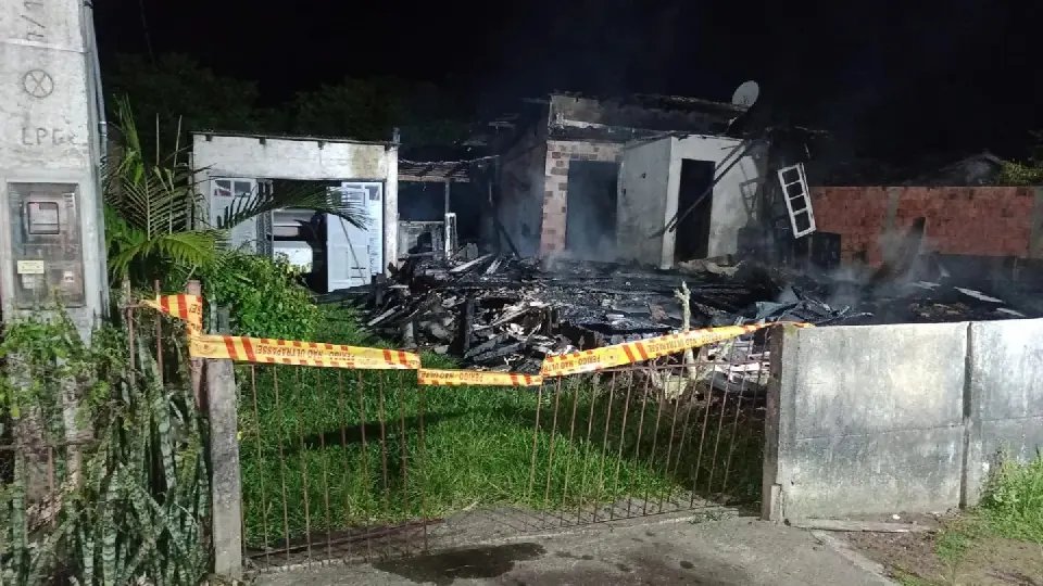 Homem é encontrado morto após incêndio em residência