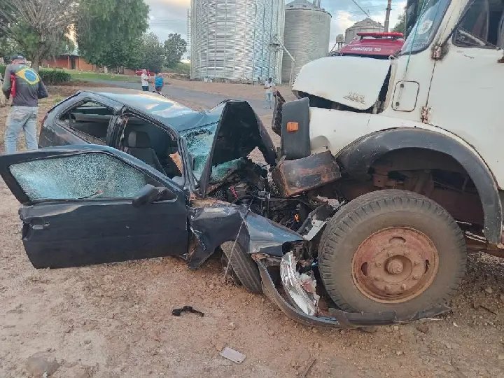 Jovem fica gravemente ferido após colisão entre carro e caminhão