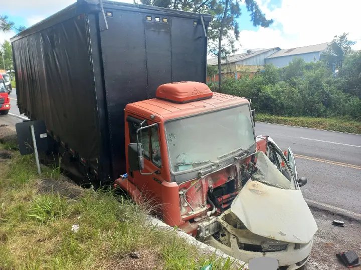 Motorista morre em colisão entre carro e caminhão em SC