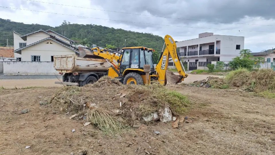 Loteamento na Limeira passa por serviços de limpeza