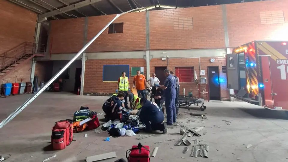 Homem cai do telhado a 10 metros e morre
