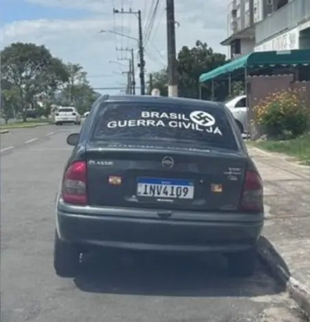 Motorista é preso após circular com suástica e frase de guerra