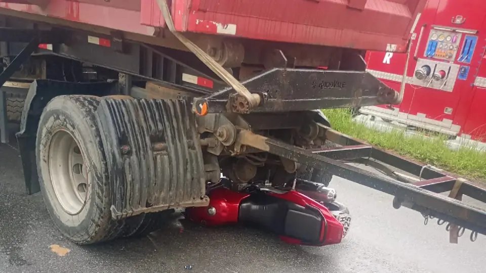 Motociclista morre após grave acidente com caminhão