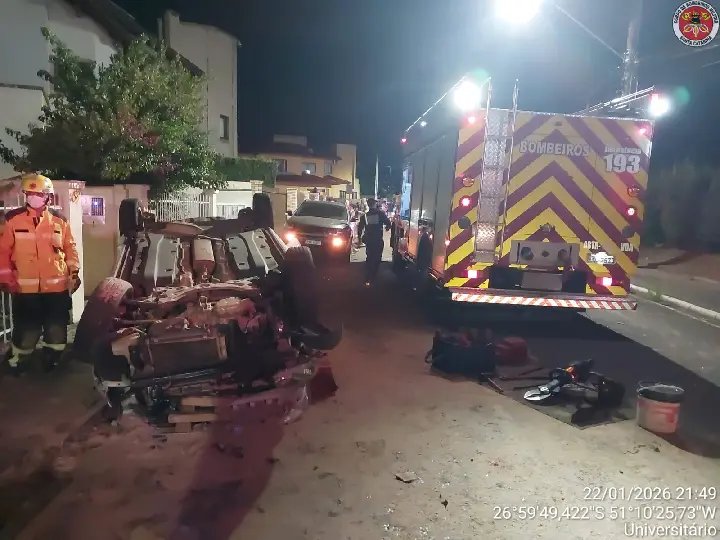 Mulher morre após capotamento envolvendo três carros 