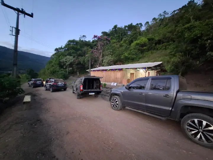 Operação prende sete e apreende drogas e arma de fogo