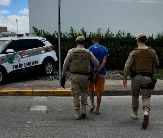 Suspeito joga botijão em funcionário durante fuga e acaba detido