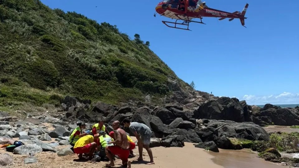 Adolescente escapa da morte após se afogar no mar