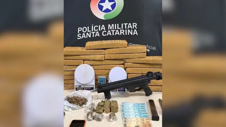Homem é preso com submetralhadora artesanal e mais de 23 quilos de drogas