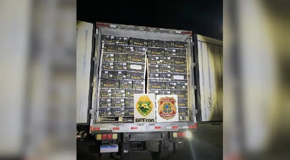 Carreta com alimentos contrabandeados entra no Brasil por passagem clandestina 