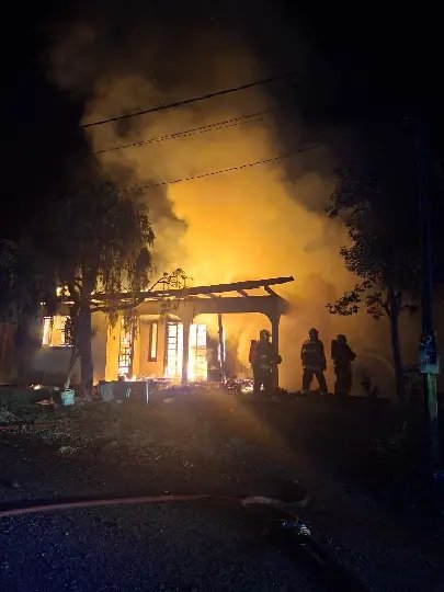 Morador põe fogo na própria casa para “chamar atenção da filha”