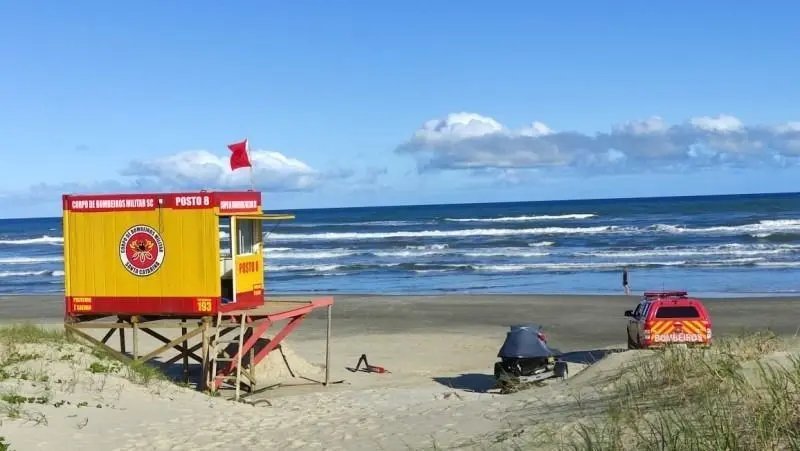 Argentino de 70 anos morre após afogamento no mar em SC