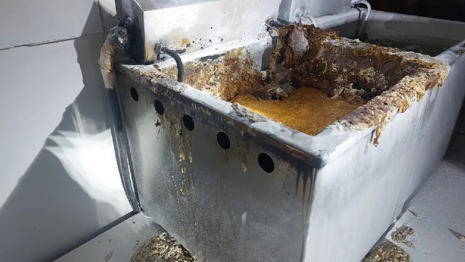 Fritadeira pega fogo e provoca incêndio no comércio