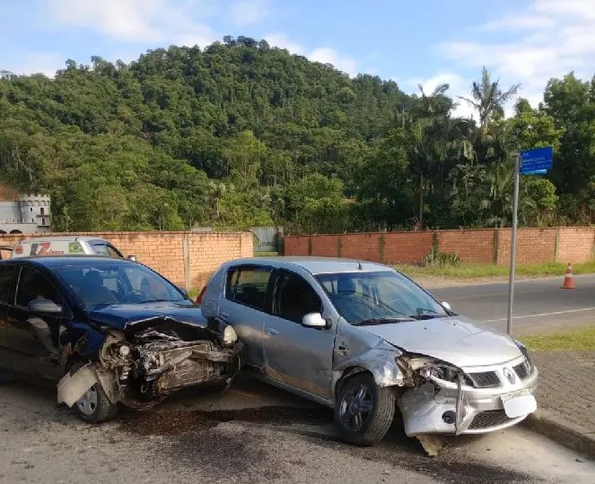 Acidente entre dois carros deixa duas mulheres feridas