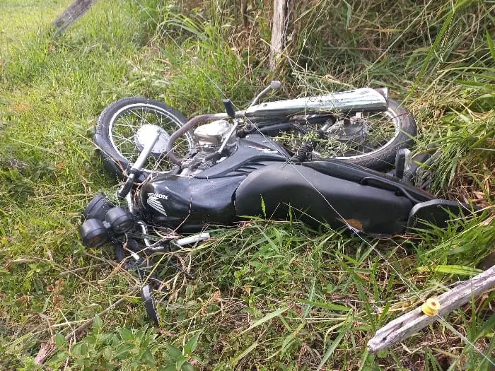 Motociclista morre ao sair de pista e cair no barranco