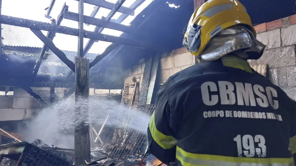 (VÍDEO) Fogo atinge depósito e colapsa telhado
