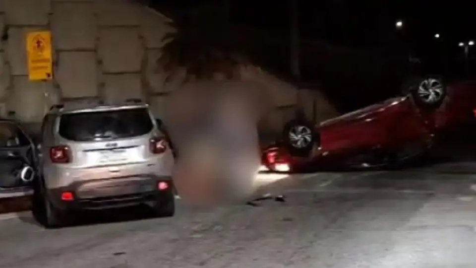 Vítimas ficam presas após capotamento no túnel na BR 101