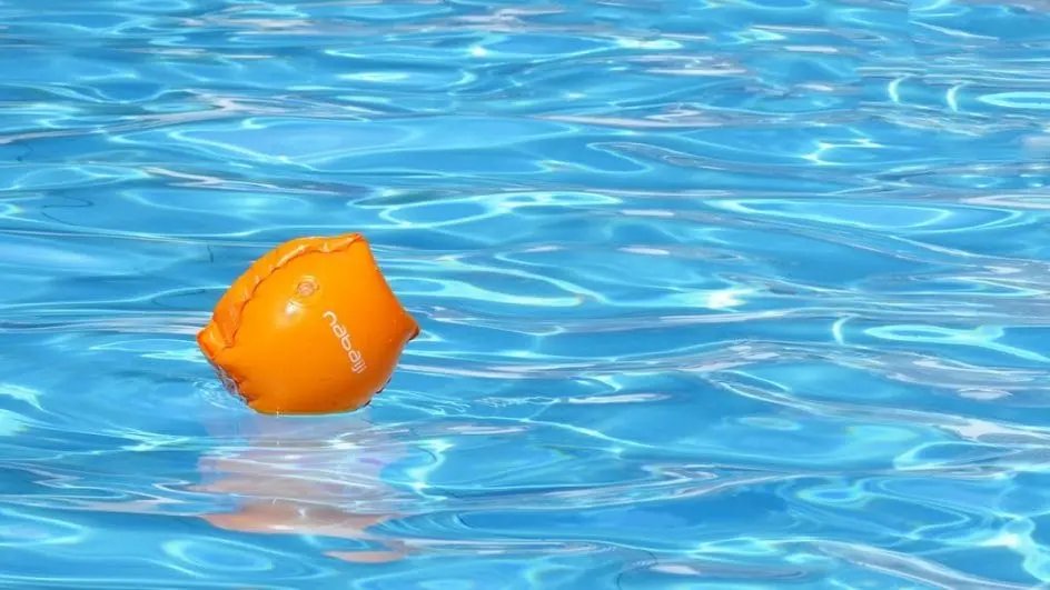 Bebê de 1 ano morre afogado em piscina inflável de abrigo em SC