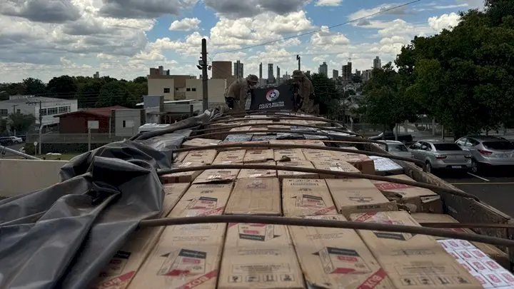 PM apreende 180 mil maços de cigarros e mais de 7 mil garrafas de vinho