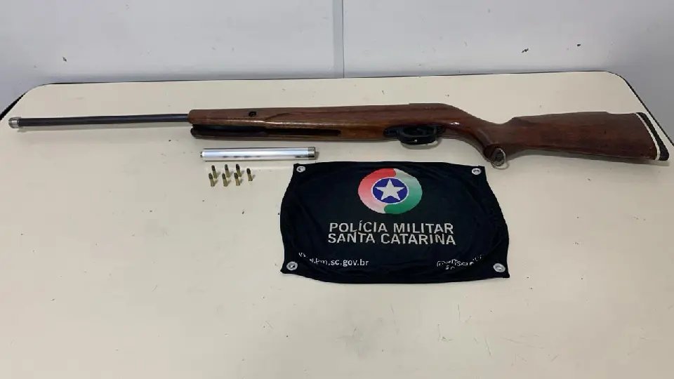 Arma com silenciador leva moradora à prisão
