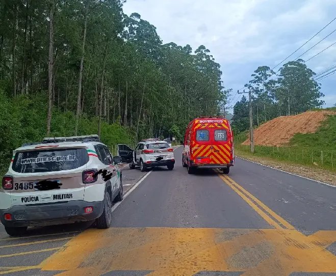Motociclista fica ferido após colisão com viatura da PM